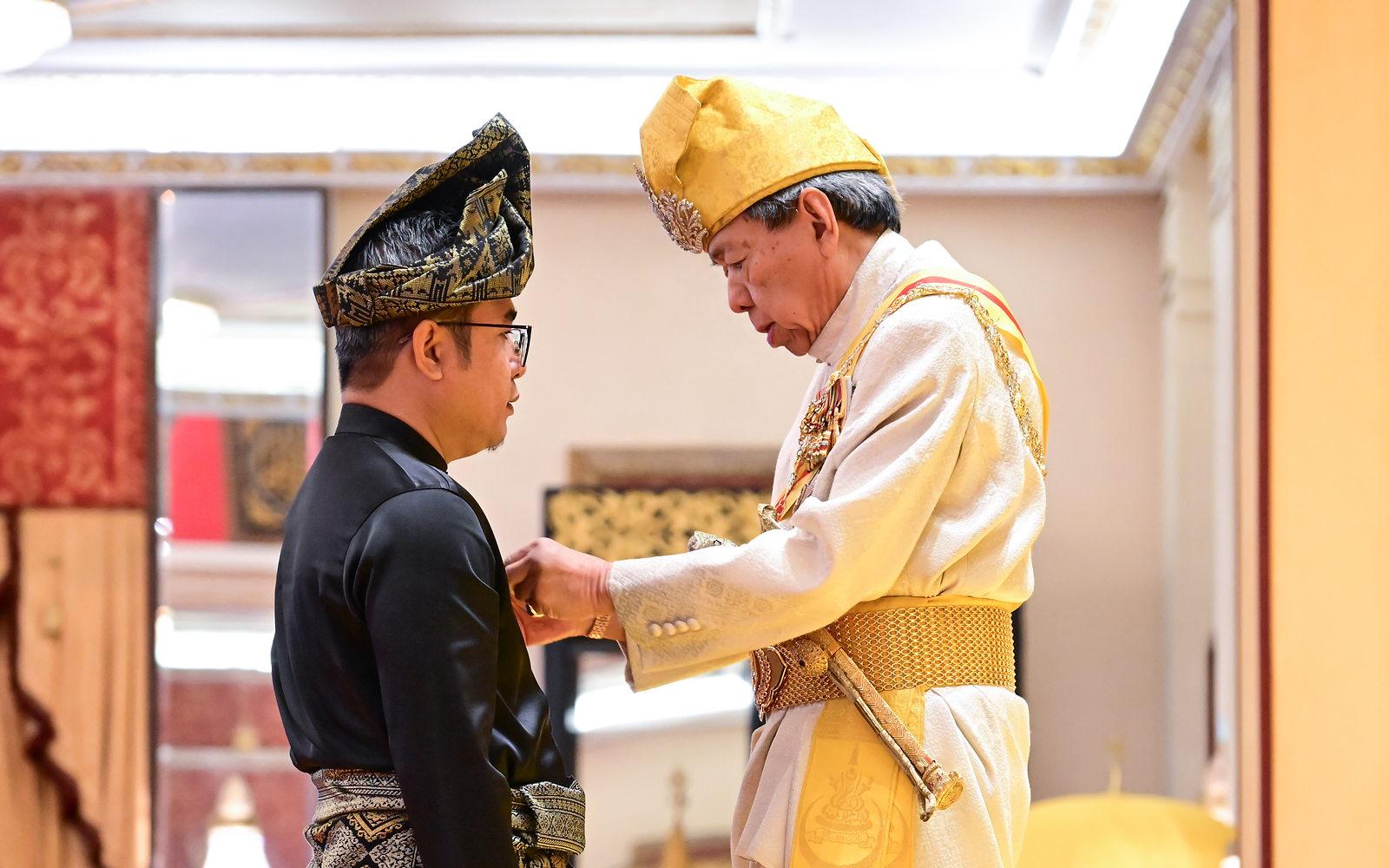 Baginda berkenan menyempurnakan Istiadat Penganugerahan Darjah dan Bintang Kebesaran Negeri Selangor sempena Ulang Tahun Hari Keputeraan yang ke-80 di Balairung Seri, Istana Alam Shah, Klang.