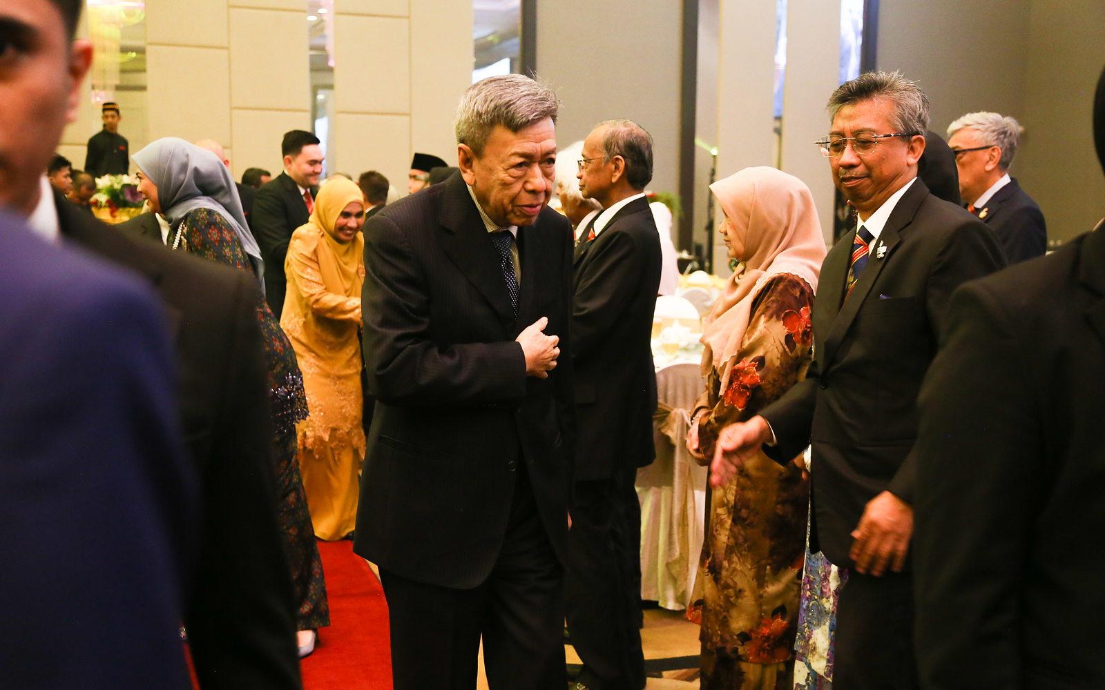Baginda berkenan berangkat menghadiri majlis santapan malam, diiringi dif-dif kehormat dan tetamu yang hadir.