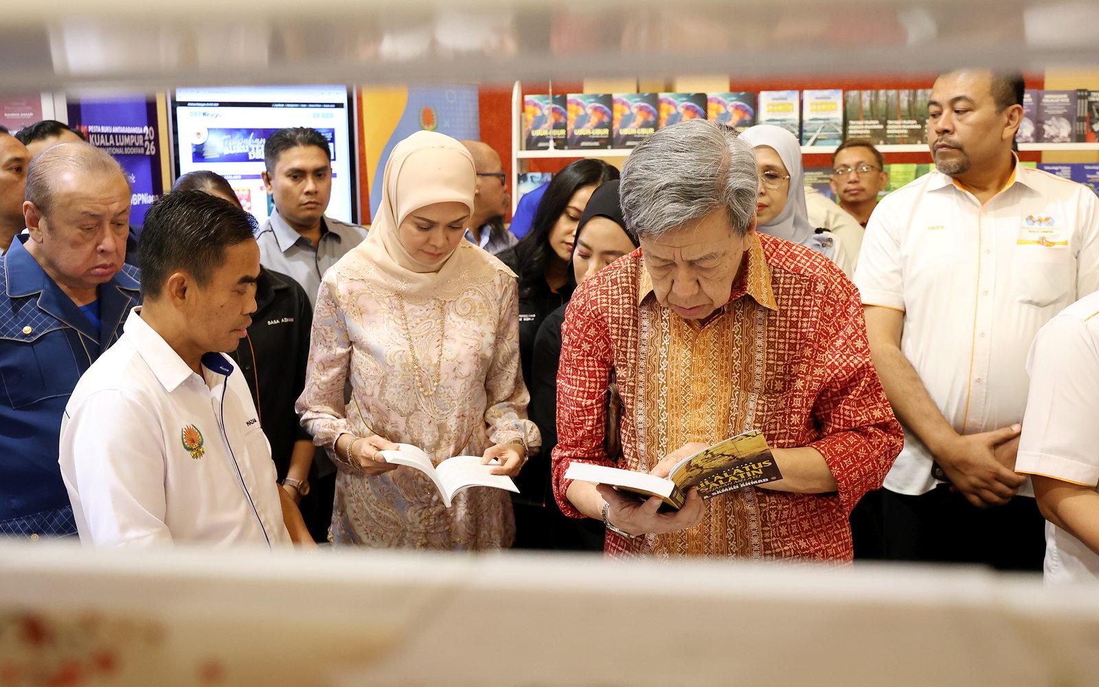 Baginda bersama Tengku Permaisuri Selangor mengadakan lawatan ke Pesta Buku Antarabangsa Kuala Lumpur (PBAKL) 2026 di Pusat Dagangan Dunia, Kuala Lumpur.