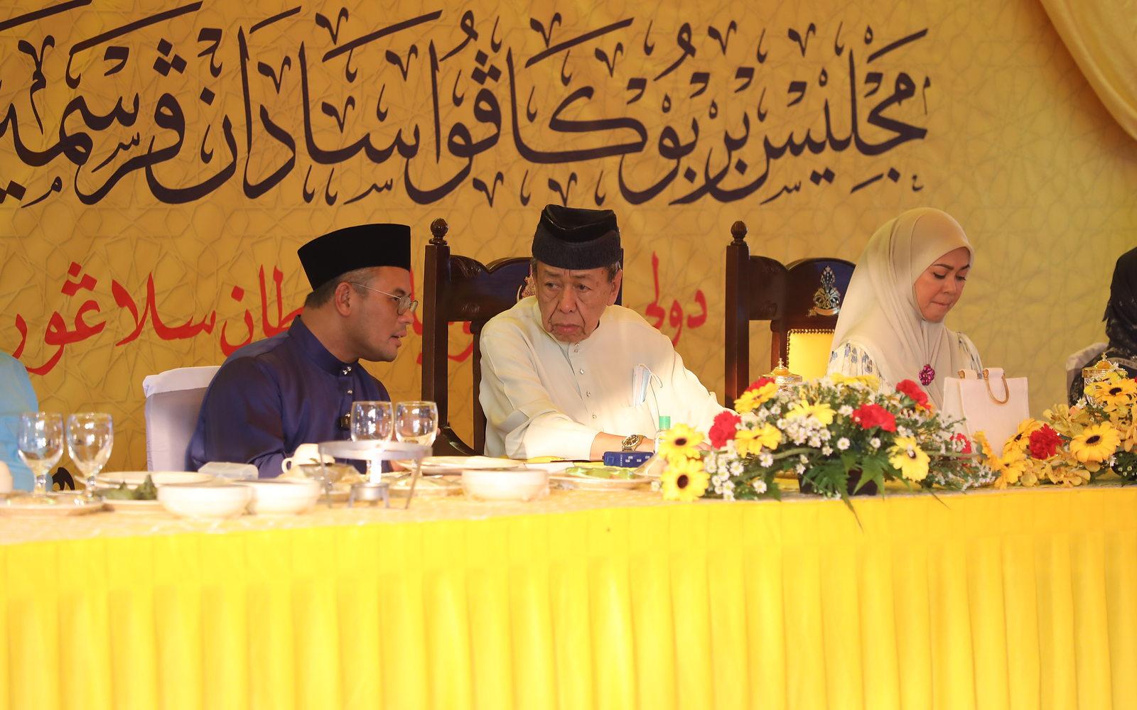 Baginda bersama Dato’ Menteri Besar Selangor berbual mesra pada Majlis Berbuka Puasa dan Penyampaian Sumbangan Hari Raya di Masjid An-Nur, Kampung Kanchong Tengah, Kuala Langat.
