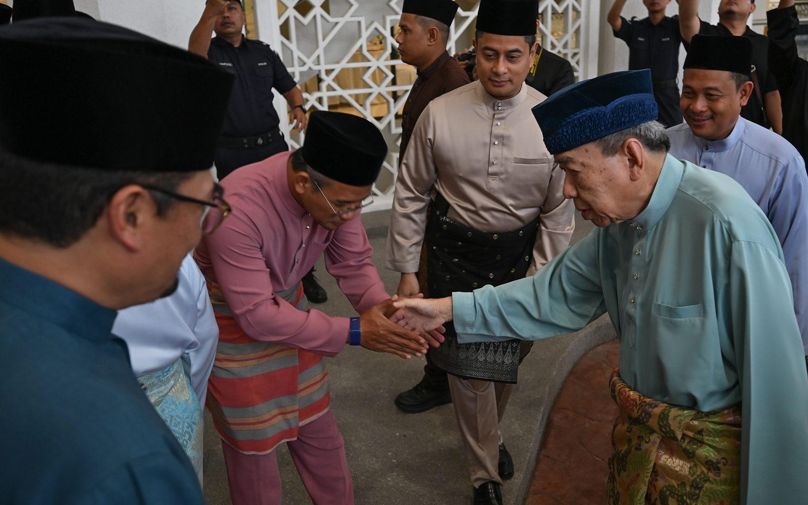 Baginda berangkat menghadiri Majlis Sambutan Maulidur Rasul Peringkat Negeri Selangor di Dewan Syarahan dan Muzakarah Islam, Shah Alam, bersalaman dengan tetamu yang hadir.
