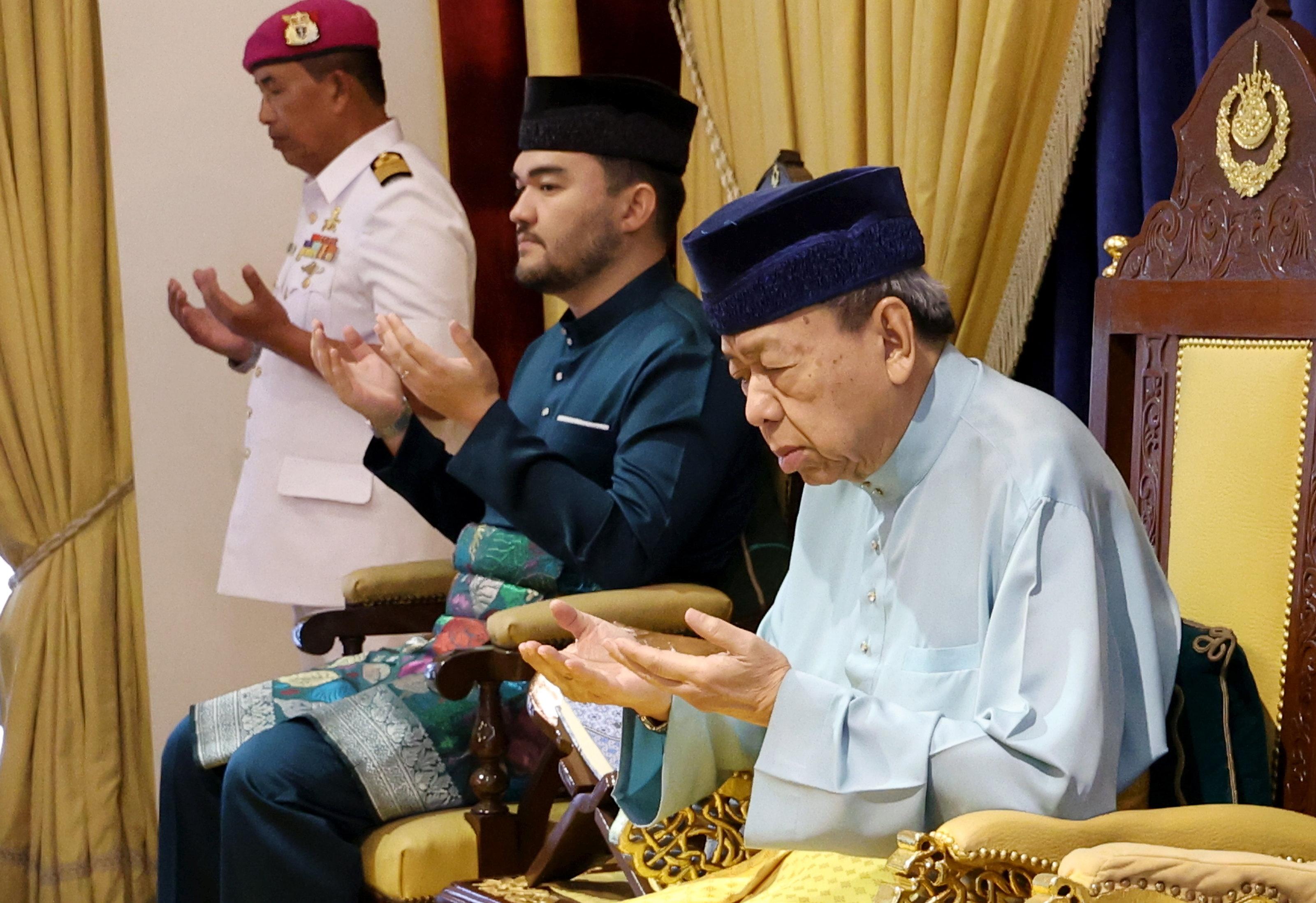 Baginda berkenan menadah tangan membaca doa semasa Istiadat Pengurniaan Watikah Pelantikan Orang Besar Istana
